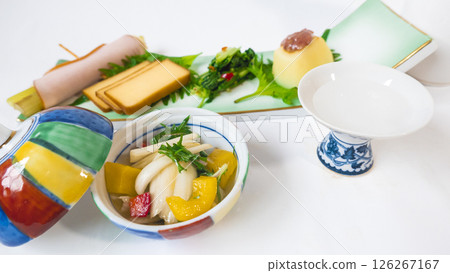 日本料理的照片：火腿包裹的白屈菜、煙燻起司、醃菜、上面放有鹹鰹魚的馬鈴薯、醃蘿蔔的特寫 126267167