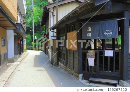 Fresh greenery in Kurokawa Onsen hot spring town (Minamioguni Town, Kumamoto Prefecture) Fresh greenery in Kurokawa Onsen hot spring town (Minamioguni Town, Kumamoto Prefecture) 126267220