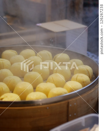 中式小吃攤:很多饅頭 中式小吃攤:很多饅頭 126267238