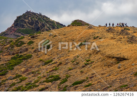 秋季的安達太良山頂與登山者 126267416