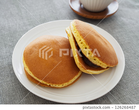 Fluffy and delicious dorayaki Fluffy and delicious dorayaki 126268487