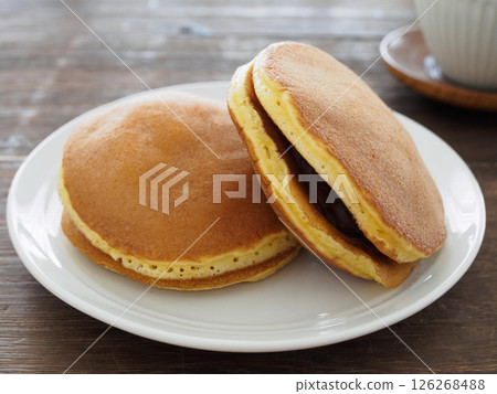 Fluffy and delicious dorayaki Fluffy and delicious dorayaki 126268488