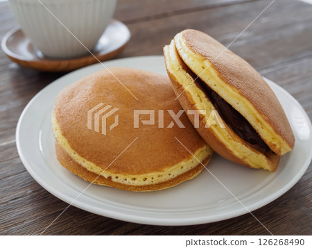 Fluffy and delicious dorayaki 126268490
