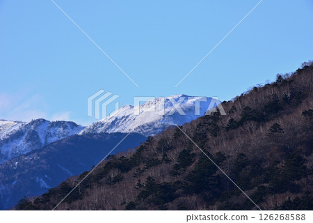 歐日光風景 - 眺望日光白根山頂和男體山山麓 歐日光風景 - 眺望日光白根山頂和男體山山麓 126268588