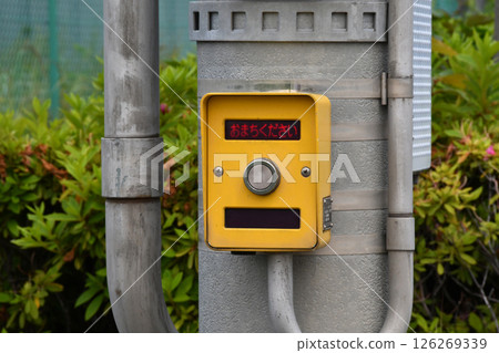 Pedestrian push button_02 126269339