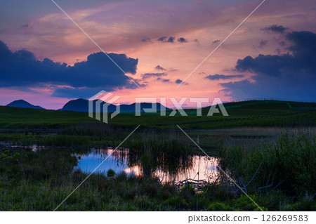 A beautiful sunset over the Soni mountain range at Soni Plateau in early summer ② A beautiful sunset over the Soni mountain range at Soni Plateau in early summer ② 126269583