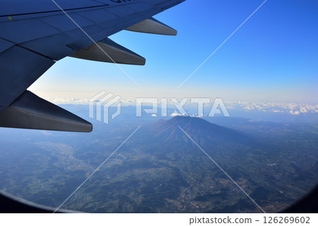 深秋的岩木山，從青森飛往羽田的飛機上拍攝 126269602