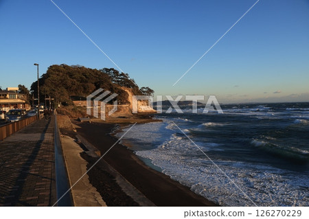 Evening view from Shichirigahama Beach in Kamakura during strong winter winds 126270229