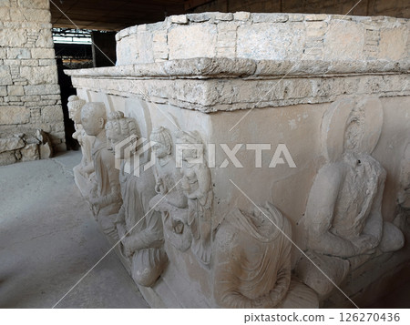 巴基斯坦犍陀羅東部戰略要地塔克西拉郊區莫拉莫拉杜佛教寺院遺址上的佛像，位於佛頭基座上 126270436