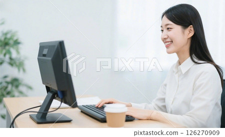 Woman PC work business 126270909