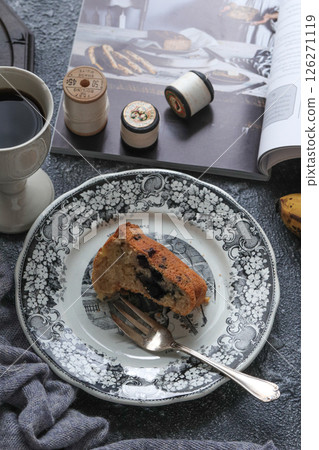 Blueberry and banana kouglof cake 126271119