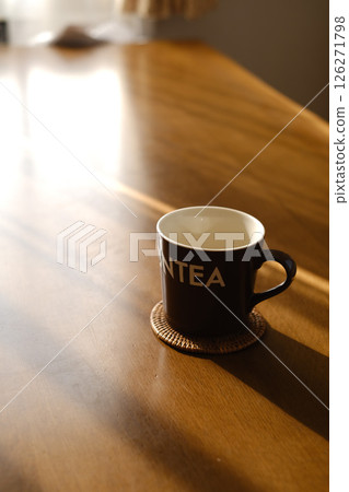 桌子上的杯子 126271798