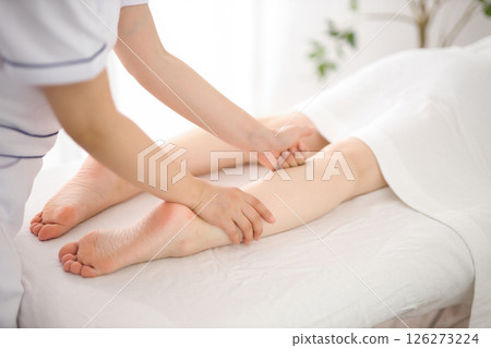 美容師 足部按摩 20多歲女性 美容師 足部按摩 20多歲女性 126273224