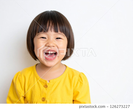 微笑的女孩(黃色衣服,白色背景) 微笑的女孩(黃色衣服,白色背景) 126273227