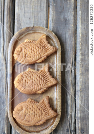 迷你鯛魚燒,一種擺放在木盤上的人形燒(魚形蛋糕) 迷你鯛魚燒,一種擺放在木盤上的人形燒(魚形蛋糕) 126273336