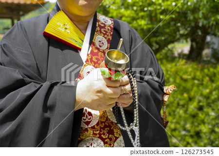 一名僧侶在墓園敲鐘 126273545