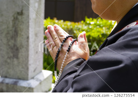 一位僧侶為死者祈禱 126273554