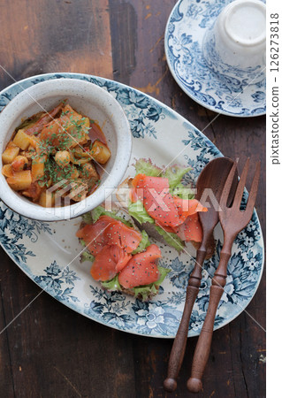 Salmon bruschetta and chickpeas stewed in tomato sauce Salmon bruschetta and chickpeas stewed in tomato sauce 126273818