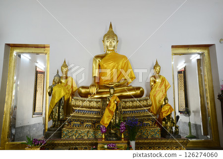 The golden sitting Buddha statue is made of bronze and is enshrined in Wat Phra Chetuphon Wimonmangklaram or Wat Pho is popular with both Thai and foreign tourists. The golden sitting Buddha statue is made of bronze and is enshrined in Wat Phra Chetuphon Wimonmangklaram or Wat Pho is popular with both Thai and foreign tourists. 126274060