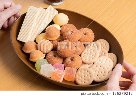 木製盤上擺放著各種甜點 木製盤上擺放著各種甜點 126279212