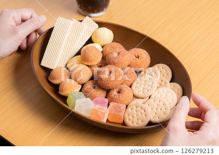 木製盤上擺放著各種甜點 木製盤上擺放著各種甜點 126279213