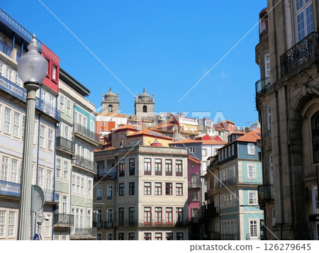 波爾圖老城區色彩繽紛的街道(葡萄牙) 波爾圖老城區色彩繽紛的街道(葡萄牙) 126279645