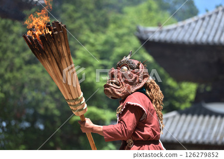 Chokoji Temple: Oni-oi Dance: Red demons dancing with torches 126279852