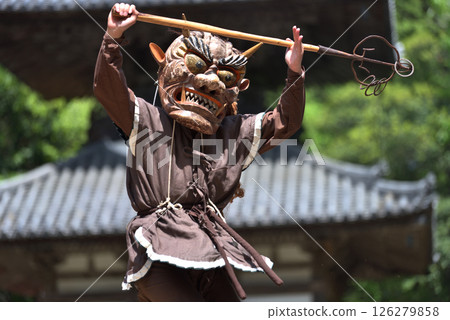 長光寺：驅鬼舞：手持尺杖的黃色鬼怪 126279858