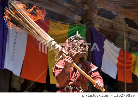 長光寺:鬼追舞:手持火把的紅鬼 長光寺:鬼追舞:手持火把的紅鬼 126279859