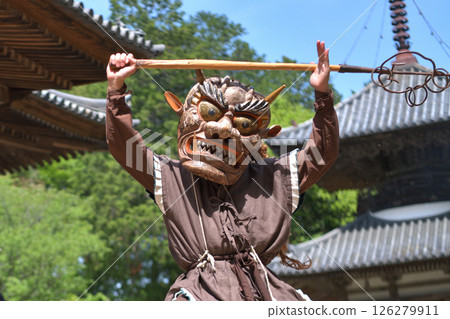 Chokoji Temple: Demon-chasing dance: Yellow demon dancing with a shakujo 126279911