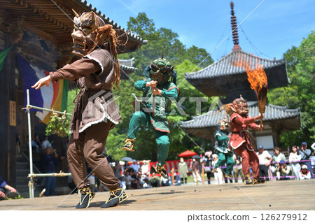 長光寺：鬼追舞：四個鬼拿著火把跳舞 126279912