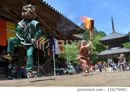 長光寺:鬼追舞:四個鬼拿著火把跳舞 長光寺:鬼追舞:四個鬼拿著火把跳舞 126279981