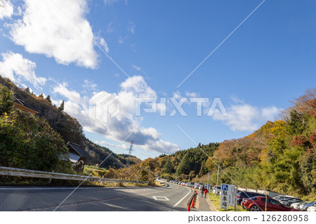 Oiwa Shrine - A view from the parking lot of the autumn sky and autumn leaves 126280958
