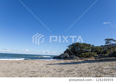 Ishihama Beach on a clear autumn day 126280959