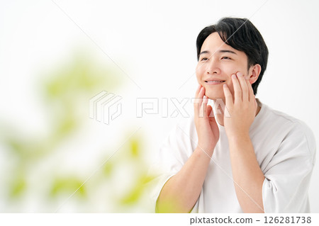 微笑的男人撫摸著臉頰 126281738