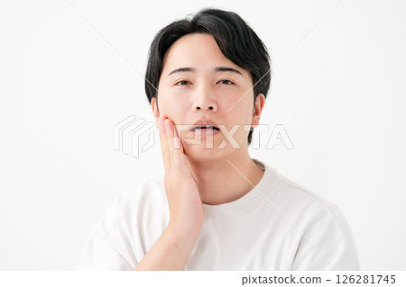 微笑的男人撫摸著臉頰 126281745