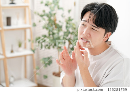 患有皮膚問題、鬍鬚的男性 126281769