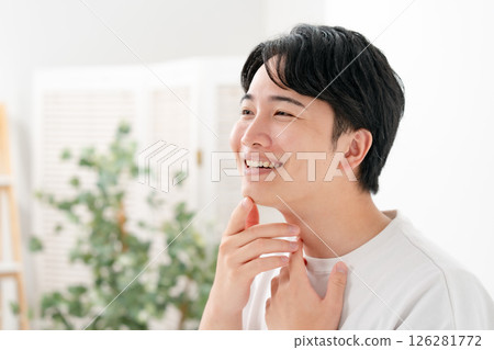 微笑的男人撫摸著臉頰 126281772