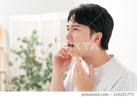 患有皮膚問題、鬍鬚的男性 126281773