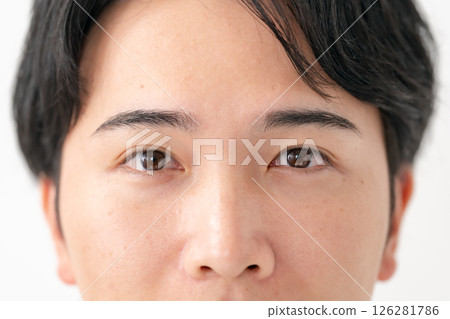 眼睛閉上的男性 126281786