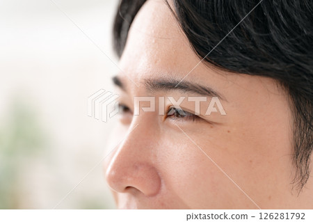 眼睛閉上的男性 126281792