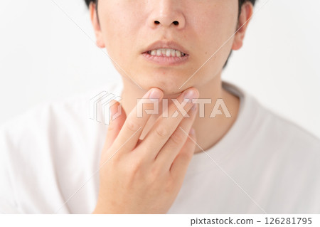 擔心未刮鬍鬚的男士 126281795