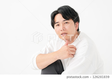 年輕人，白色背景 126281839