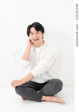 Young man, smiling, whole body, cross-legged 126281846
