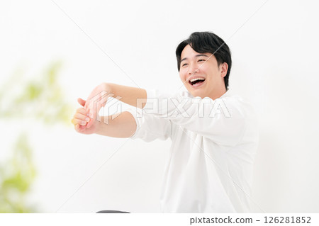 一個男人在伸展身體 126281852