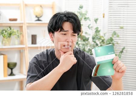 一個男人擔心他的銀行存摺 126281858