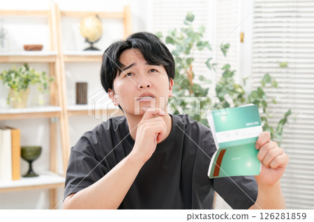 一個男人擔心他的銀行存摺 126281859