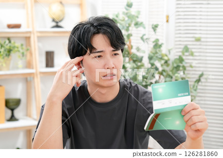 一個男人擔心他的銀行存摺 126281860