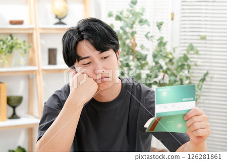 一個男人擔心他的銀行存摺 126281861