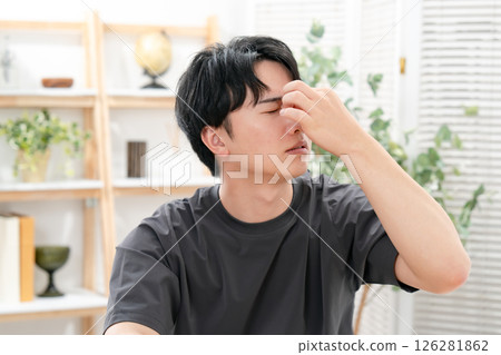 年輕人頭痛 126281862
